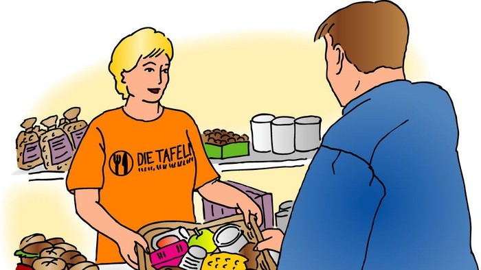 Ein Mann kauft Obst und Gemüse auf einem Marktstand.