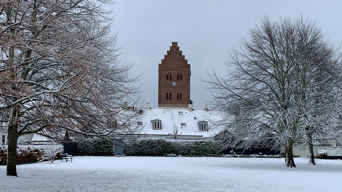 Billede af Køge Kirketårn i et snelandskab