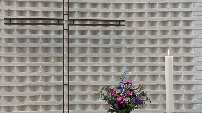 Alter med lysestage og blomsterarrangement