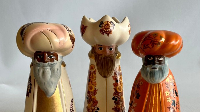 Tre keramikfigurer af konger med kroner og lange barter.
