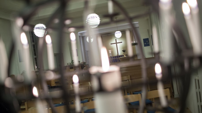 Indre del af kirke med lys og alter