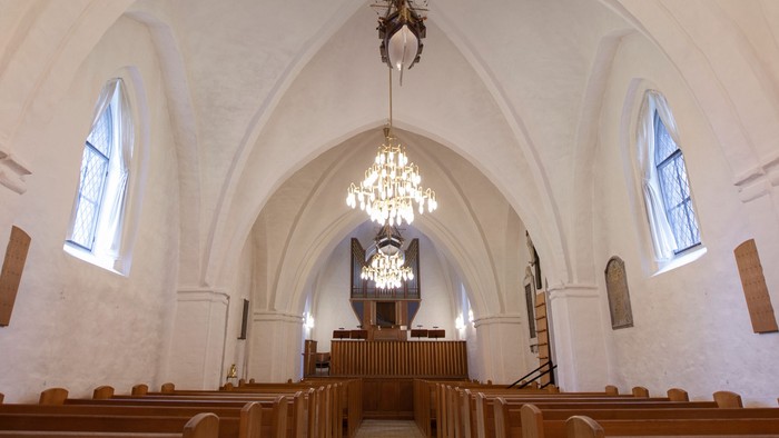 Indre del af kirke med hængende lys.