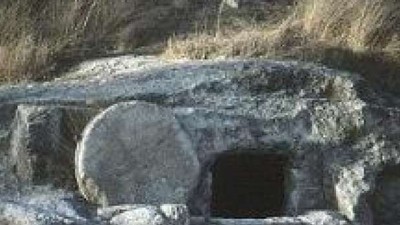 En stenhule med en rund indgang og en rektangulær åbning.