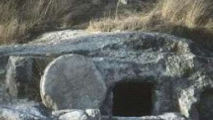 En stenhule med en rund indgang og en rektangulær åbning.