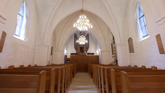 Indre del af kirke med hængende lys.