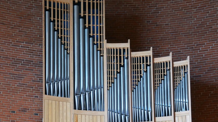 Orgelet er monteret på en mur af røde mursten.
