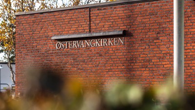 En mur med skiltet "Østervangkirken"