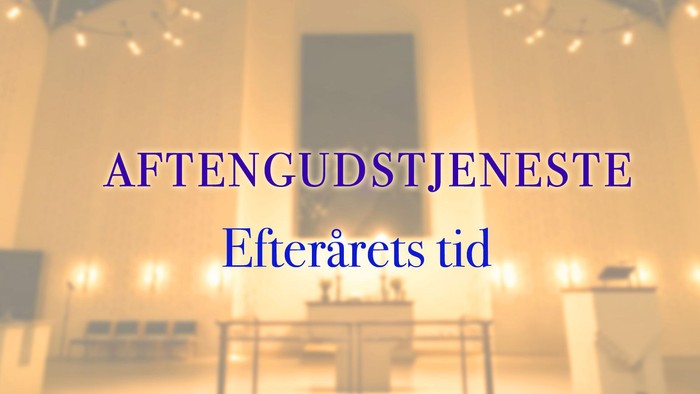 Indre del af kirke med lysende lys og tekster på dansk