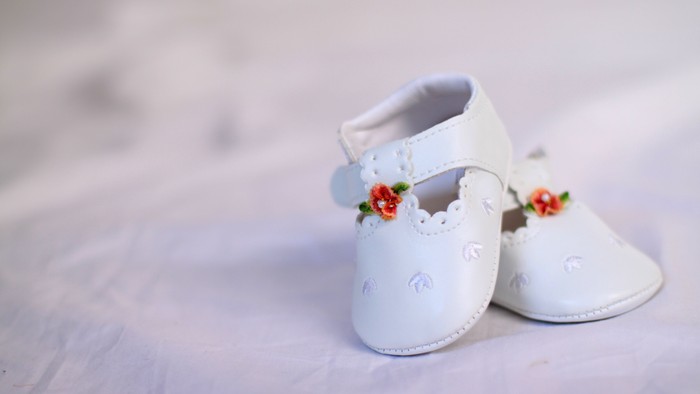 to børnets sko med blomster.