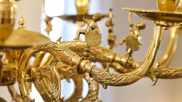 Guldfarvet lysstak med udvidede detaljer og figurer