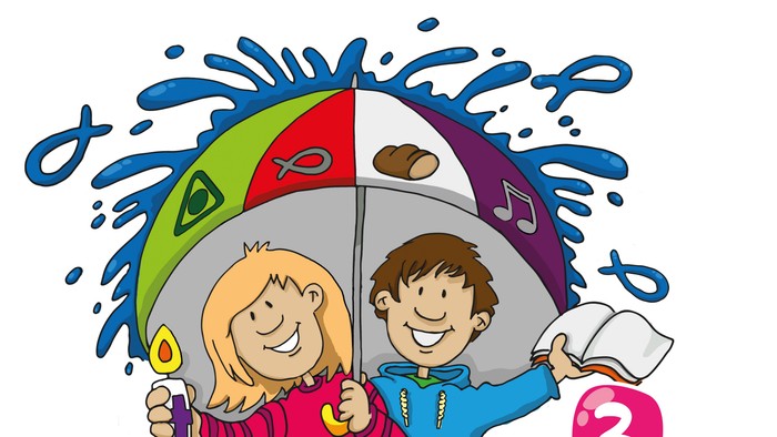 Zwei Kinder unter einem bunt gestreiften Regenschirm mit verschiedenen Symbolen, darunter eine Kerze, ein Fisch, ein Musiknoten und ein Buch. Das Mädchen hält eine Kerze, das Kind ein Buch. Der Text darunter lautet