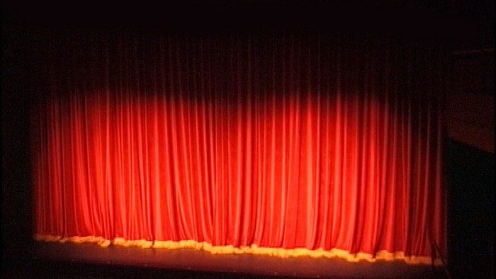 Rote Theaterkulisse im Scheinwerferlicht