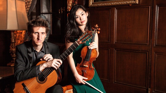 Das EMINENT DUO mit ihren Instrumenten Gitarre und Violine