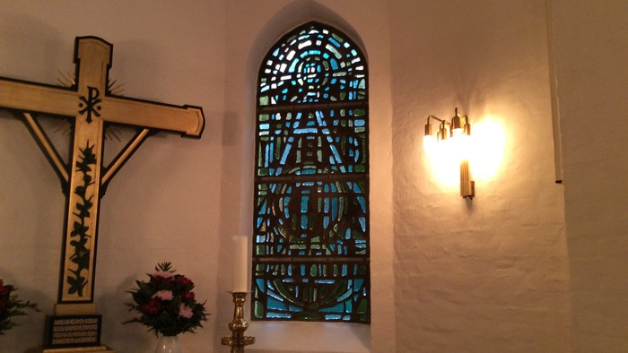 En kapel med alter, kors og glasmaleri