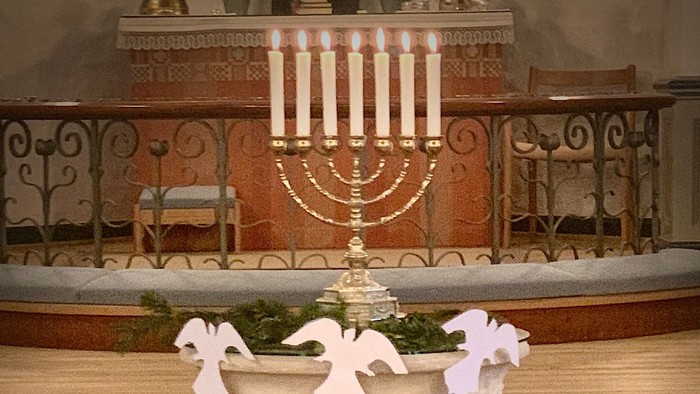 En stor, belyset menora i midten af en romersk kirke.