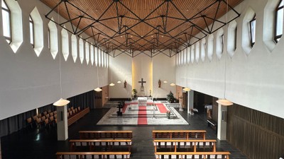 Das Bild zeigt die Kirche St. Johannes Baptist von innen.