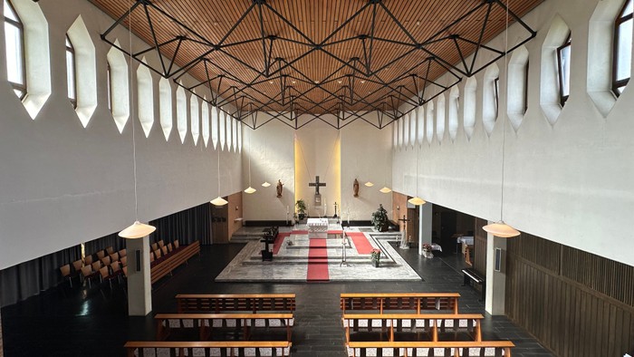 Das Bild zeigt die Kirche St. Johannes Baptist von innen.