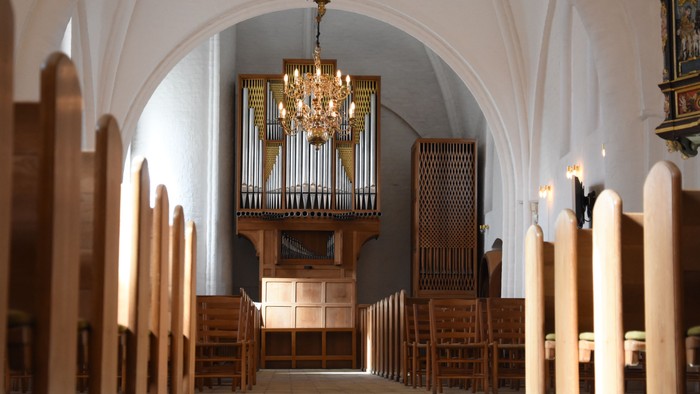 Indre del af kirke med orgel og kælderkør.
