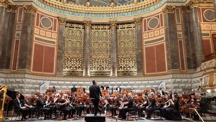 Ein Orchester spielt in prächtiger, verzierter Kirche