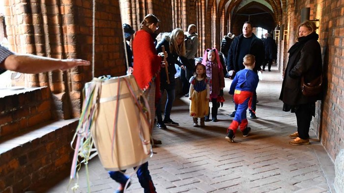 Fastelavn med Katten-af-tønden i Vor Frue Kloster og Sct. Mariæ Kirke