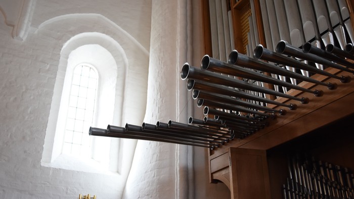 Orgelet i kirken med lyset fra vinduet