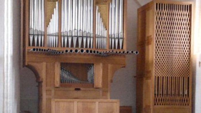 En kirke med orgel og træbænke.