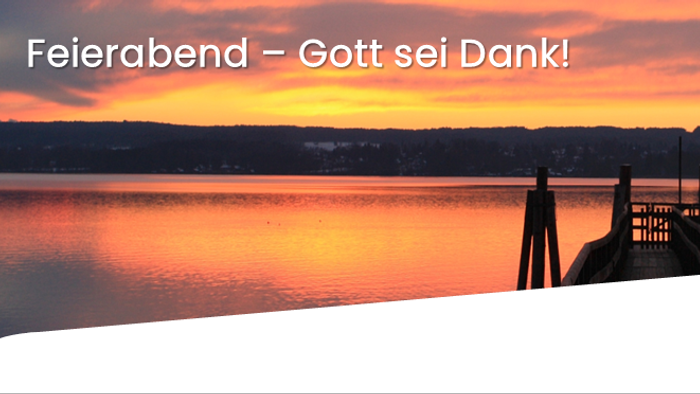 Das Bild zeigt einen Sonnenuntergang über dem Wasser.