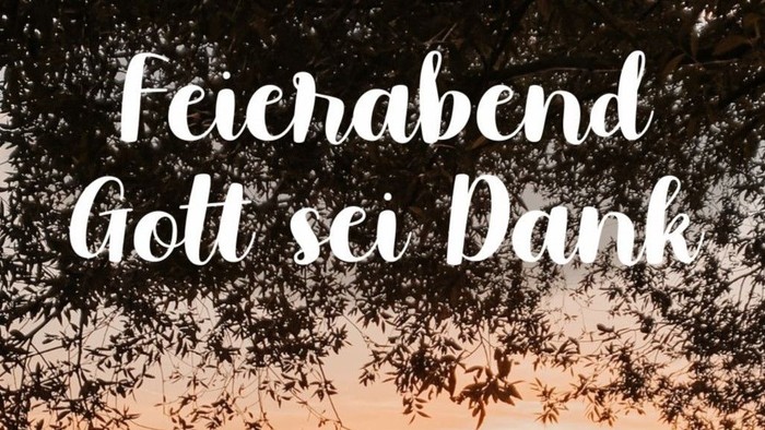 Schriftzug Feierabend Gott sei Dank mit Sonnenuntergang und Natur