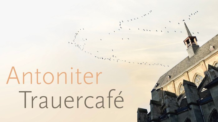 Ein Vogel Schwarm fliegt vor einer Kirche mit dem Text "Antoniter Trauercafé"