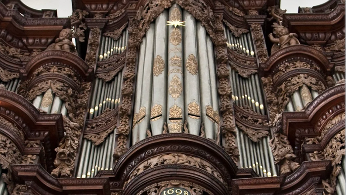 Detaljeret udsmykket orgel i kirke