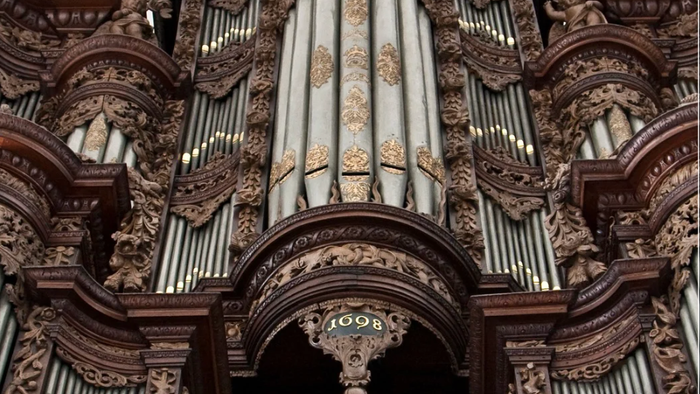 Detaljeret udsmykket orgel i kirke