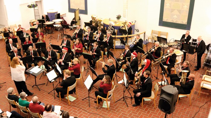 Orkester, der optræder på scenen med dirigent og publikum.