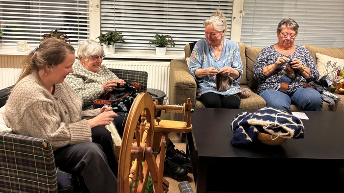 Kvinder der strikker til ParadIshøj strikker i Café Kirkely (konfirmandhuset ved Ishøj Kirke)