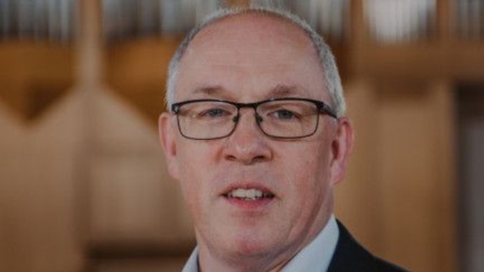 Mann mit Brille und Anzug in Kirche