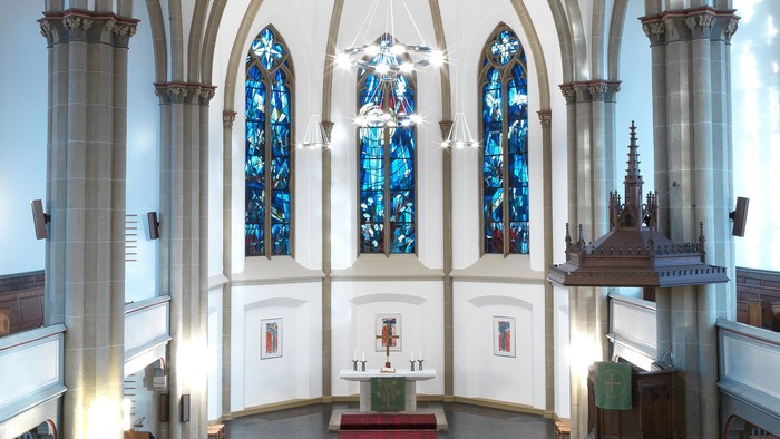 Die Kirche mit hohen Fenstern und Altarraum