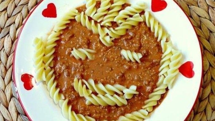 En ret med rotte og kødsauce på hjerteformet tælle.