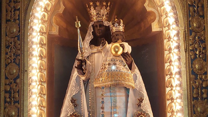 Die Statue einer heiligen Figur in einem prächtigen Rahmen