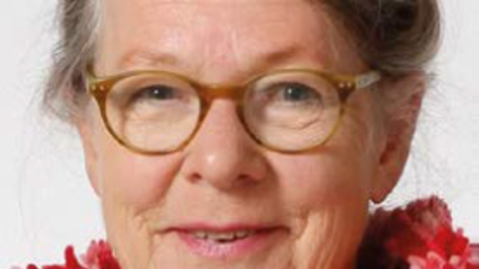 En kvinde med briller og rødt tøj.