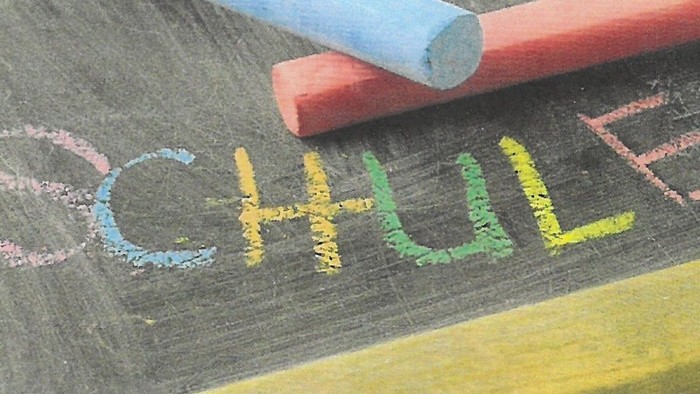 Bunte Kreide auf einer Schultafel