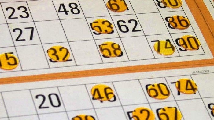 To billeder af bingo-kort med gule numre.