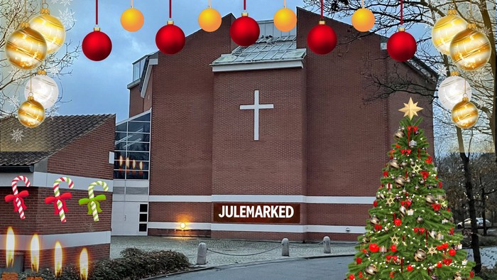 Kirkes juledekorering med lys og pynt