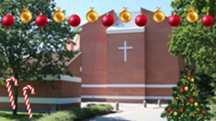En kirke dekoreret med juledekorationen, inklusiv glitrende kugler og lys.