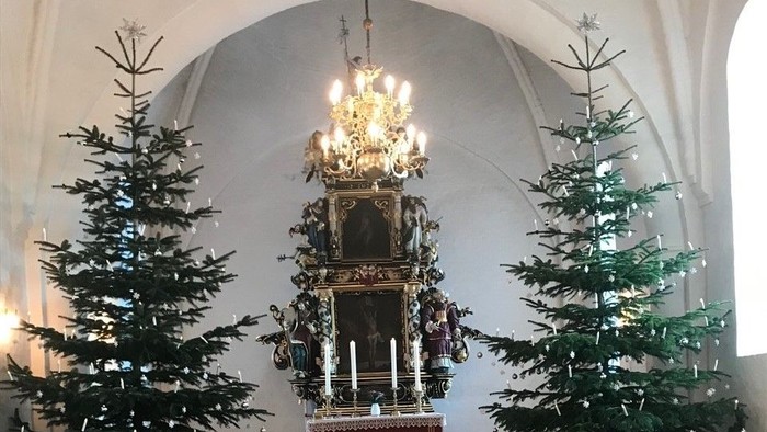 To altar i kirken med to juletænder på hver side