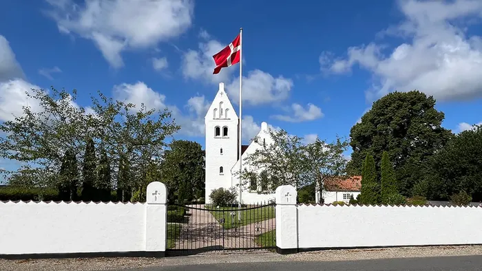 Villingerød Kirke med flag set fra østsiden
