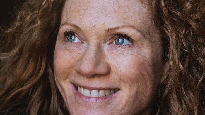 Portrait von Alexa Hennig von Lange, wie sie lächelnd nach links oben schaut