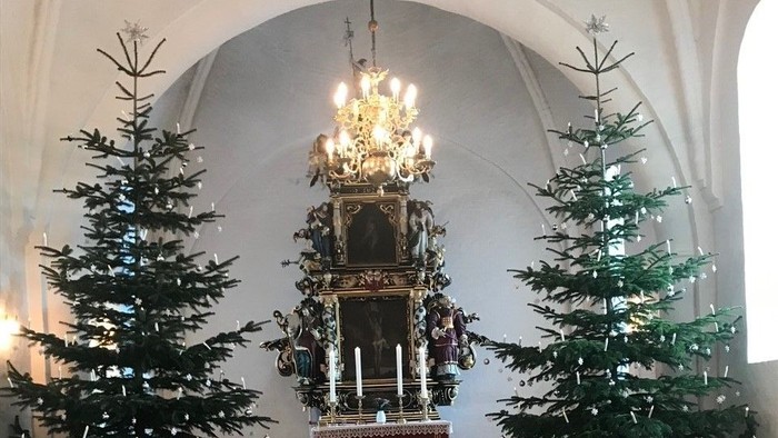To altar i kirken med to juletænder på hver side