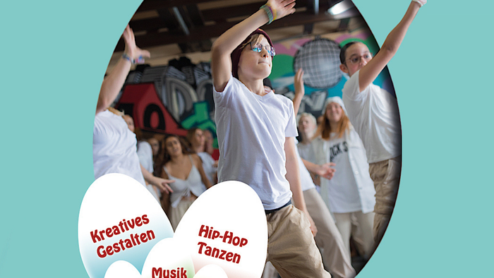 Kinder tanzen Hip-Hop in einer Gruppe, kreative Gestalten und Musik steht im Vordergrund