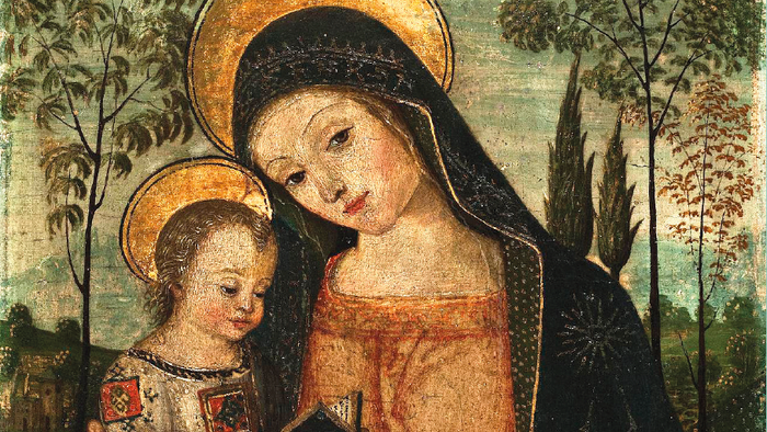 En kvinde i en mørk slør holder et barn, begge med glorier, i et skovområde.