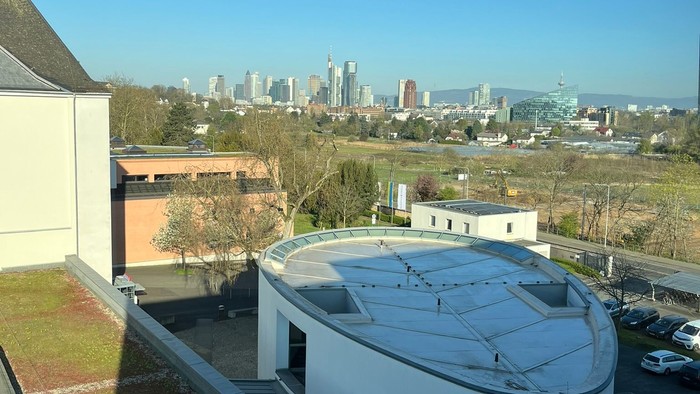 Stadtansicht mit Skyline und Wolkenlosem Himmel