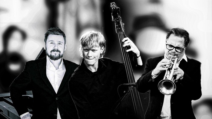 Tre mænd, der spiller musikinstrumenter: en med en trompet, en anden med en kontrabas og den tredje ved et keyboard.